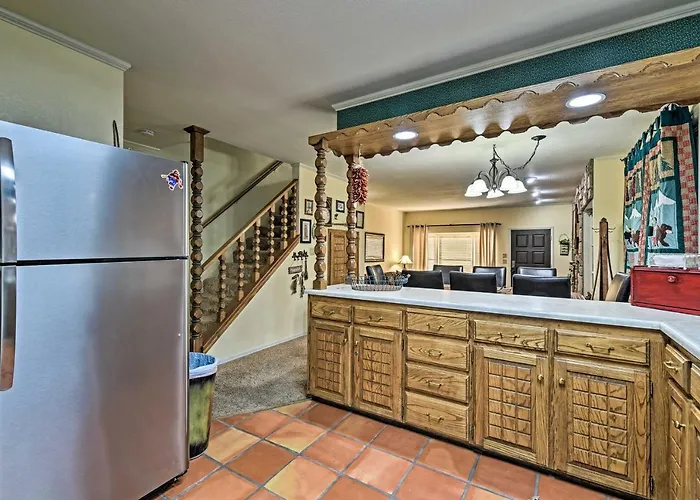 Red River Townhome With Balcony & Mtn Views!
